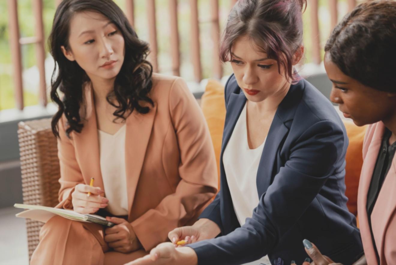 Рабочее место руководителя с документами и планшетом